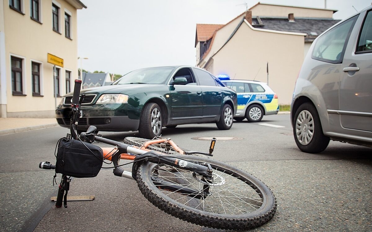 Ein umgekipptes Rad auf der Straße - Symbolbild Ein umgekipptes Rad auf der Straße - Symbolbild